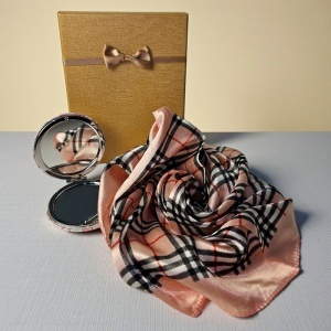 Set cadou pentru femei, cu esarfa eleganta satinata si oglinda, in cutie eleganta, auriu-roz - Img 3