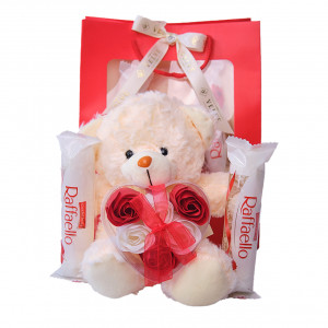 Set Cadou Special Valentine, cu ursulet, 6 trandafiri din sapun si Raffaello, alb