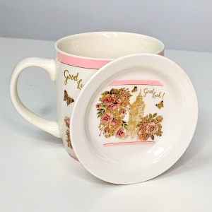 Set cana „Good Luck” cu lingurita si farfurie, din ceramica, decor floral roz, in cutie eleganta - Img 3
