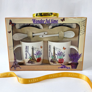 Set ceramic, LOVE Paris, doua cani imprimate cu Turnul Eiffel si butoias lavanda, 350ml, doua lingurite ceramice si farfurii asortate, in cutie eleganta, Bej