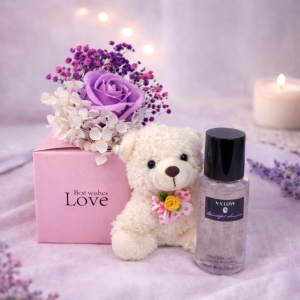 Set cu ursulet de plus crem, trandafir mov de sapun, gypsophila criogenata si Shine Body Mist 90 ml