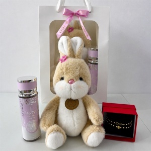 Set dama Bunny Box cu iepuras de plus, spray de corp arabesc VV LOVE si set de bratari in cutie rosie - Img 5