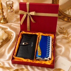 Set dama Royal Blue Edition, cu portofel din piele eco textura crocodil negru si esarfa satinata, in cutie eleganta - Img 5