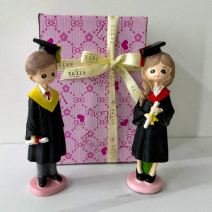 Set doua Figurine din rasina, absolventi cu diploma 20 cm - Img 3