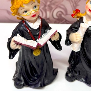 Set doua Figurine din rasina, absolventi cu diploma si carte, 18 cm - Img 3