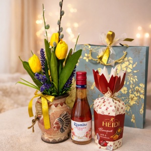 Set elegant Golden Tulips cu aranjament floral in vaza, vin rose si praline Heidi - Img 2