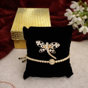 Set Fairy Crystal, brosa aurie cu cristale si bratara reglabila cu pandativ tip Shambala, in cutie eleganta, Auriu