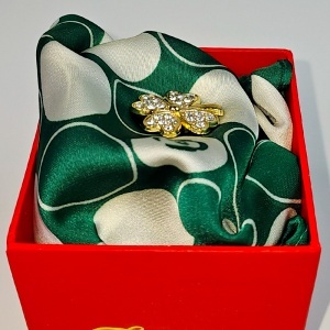 Set For You, esarfa eleganta cu brosa aurie, ambalata in cutie premium, verde-alb - Img 2