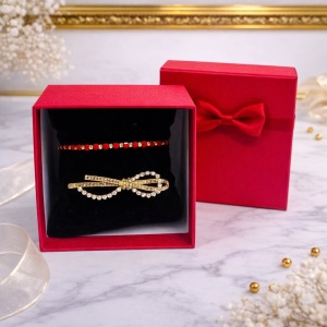 Set martisor premium, cu bratara rosu-auriu cu bilute si brosa stralucitoare