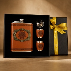 Set pentru barbati Lup cu plosca, 2 pahare si palnie, in cutie eleganta - Img 4