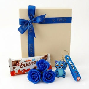Set pentru copii Joy Box Blue Monster K-Pop, breloc figurina, 3 trandafiri albastri de sapun si Kinder Bueno