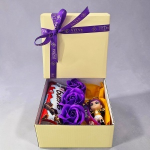 Set pentru copii Joy Box K-Pop Purple, breloc figurina Star, 3 trandafiri mov de sapun si Kinder Bueno - Img 5