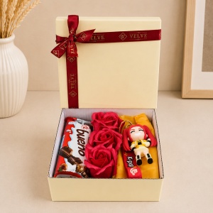 Set pentru copii Joy Box K-Pop Star, breloc figurina anime, 3 trandafiri rosii de sapun si Kinder Bueno - Img 6