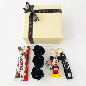 Set pentru copii Joy Box Mickey Mouse, breloc figurina Disney, 3 trandafiri negri de sapun si Kinder Bueno
