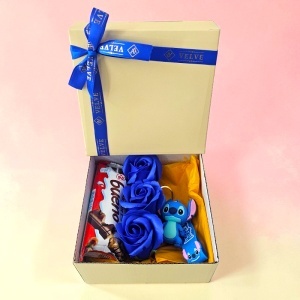Set pentru copii Joy Box Stitch, breloc figurina Disney, 3 trandafiri albastri de sapun si Kinder Bueno - Img 5