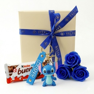 Set pentru copii Joy Box Stitch, breloc figurina Disney, 3 trandafiri albastri de sapun si Kinder Bueno