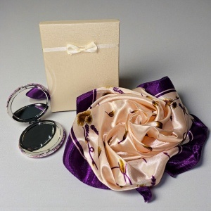 Set pentru femei, cu esarfa eleganta satinata si oglinda, in cutie eleganta, crem-mov - Img 6