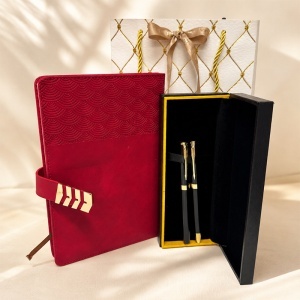 Set premium cu agenda din piele ecologica rosie cu inchidere magnetica si caseta cu doua instrumente de scris, in punga eleganta - Img 5