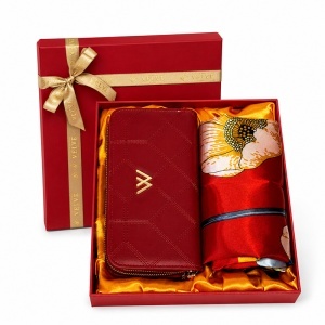 Set premium dama Passion Edition, cu portofel grena din piele eco si esarfa satinata florala, in cutie eleganta