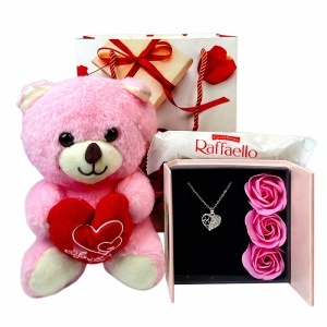 Set romantic cu ursulet de plus, lantisor cu pandantiv inima, 3 trandafiri roz de sapun si praline Raffaello