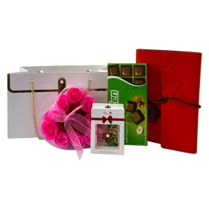 Set Ruby Romance, trandafiri din sapun in cutie inima, ciocolata Schogetten si jurnal elegant rosu - Img 5