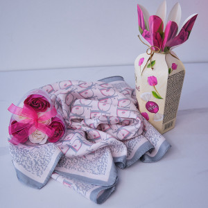 Set Special Valentine, cu esarfa, ciocolata si 3 trandafiri din sapun, roz