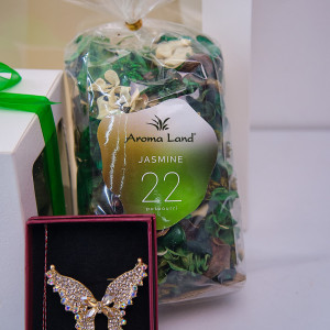 Set Special Spring, cu esarfa, brosa si flori uscate, verde
