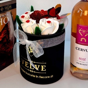 Set VLV, unisex, cutie eleganta cu 5 accesorii pentru sticla cu vin, aranjament floral Red Sparkle si Vin rose Cervus 750 ml - Img 4