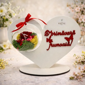 Suport ornamental tip tablou Picture March, in forma de inima, cu aranjament floral din trandafir criogenat rosu si licheni stabilizati in glob de sticla