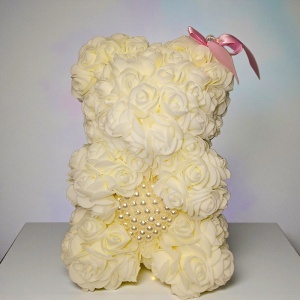 Ursulet floral crem din trandafiri din spuma cu inimioara din perle 25 cm, decorat manual, in cutie cadou - Img 5