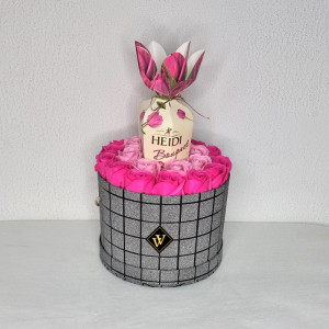 Velve Pretty Gift cutie rotunda silver cu trandafiri de sapun si praline Heidi Bouquet