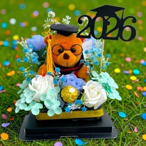Aranjament absolvire 2026 Graduate cu ursulet de plus, trandafiri si hortensii de sapun, pralina Ferrero, in cutie transparenta premium - Img 5