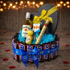Aranjament Bonys in forma de inima cu batoane Snickers, Jim Beam 200 ml, praline Ferrero Rocher 50gr, apa de toaleta Cuba Royal 35 ml si 3 trabucuri