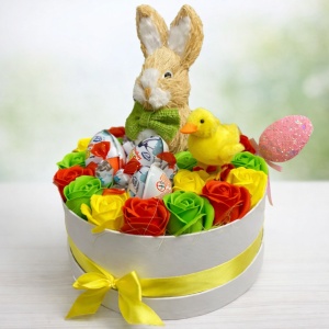 Aranjament cadou de Paste Bunny Color Roses cu Kinder Joy si trandafiri din sapun multicolori