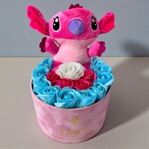 Aranjament cu flori de sapun si jucarie de plus Stitch roz, in cutie eleganta