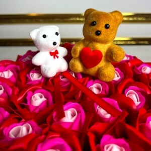 Aranjament floral „Sweet Duo Love”, 25 trandafiri de sapun cu mini ursuleți decorativi - Img 4