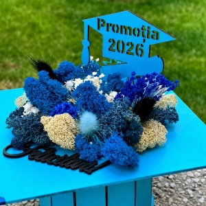 Aranjament floral absolvire 2026 Ceremony, tip toca, cu licheni stabilizati si flori criogenate, Albastru - Img 3