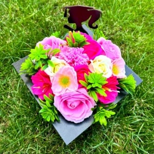 Aranjament floral pentru absolvire, in cutie in forma de toca cu flori de sapun si plante artificiale, 20x20x9 cm, Roz