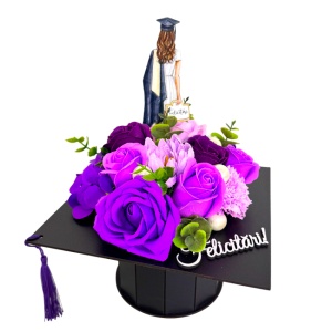 Aranjament floral absolvire 2026, cutie in forma de toca cu topper absolventa si flori de sapun, mov