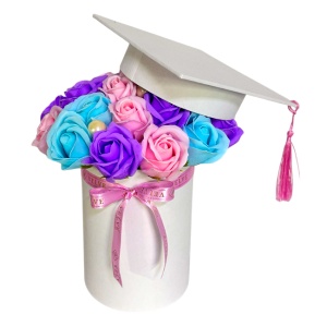 Aranjament floral absolvire 2026, in cutie cilindrica inalta cu flori de sapun, model cu toca si ciucure