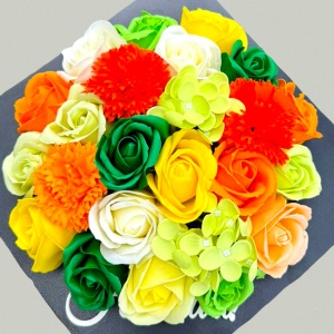 Aranjament floral absolvire 2026 in cutie tip toca, cu flori de sapun si garoafe , 26x26x13cm, Multicolor - Img 5