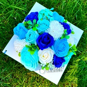 Aranjament floral absolvire 2026, in cutie tip toca cu trandafiri si hortensii, 20x20x10cm, Albastru - Img 3