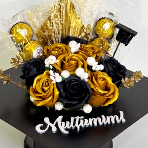 Aranjament floral absolvire 2026 Premium Gold in cutie toca din lemn cu praline Ferrero Rocher si trandafiri de sapun - Img 4