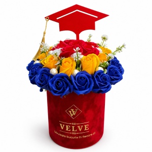 Aranjament floral absolvire 2026 tricolor in cutie de catifea cu trandafiri de sapun si perle