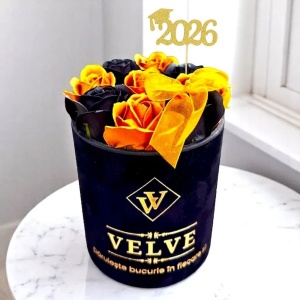 Aranjament floral absolvire 2026 VLV, cu 9 trandafiri de sapun, in cutie neagra si catifea, Gold-Negru - Img 2