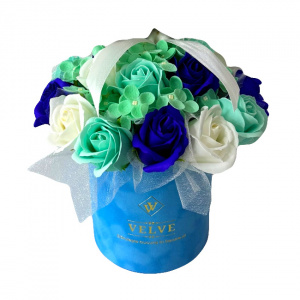 Aranjament floral pentru absolvire, in cutie rotunda cu trandafiri si hortensi, turcoaz