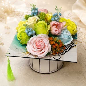 Aranjament floral absolvire Graduate in forma de toca, cu trandafiri de sapun, bujor si flori decorative, 20x20x12 cm - Img 3