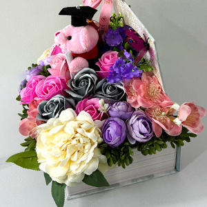 Aranjament floral absolvire, in cutie tip carte, cu flori de sapun, flori artizanale si ursulet cu toca - Img 3