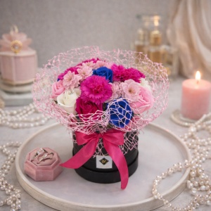 Aranjament floral Ametist cu flori de sapun, in cutie rotunda neagra, accesorizata cu funda si plasa sizal, roz-albastru-alb