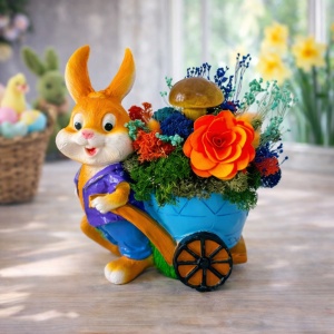 Aranjament floral Bunny, iepuras baiat din rasina cu carut tip ghiveci cu licheni stabilizati, decor ciuperca si begonie din lemn, 24 cm